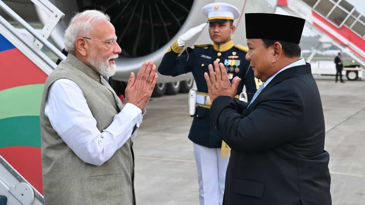 Narendra Modi: ബ്രഹ്മോസ് ഇടപാടുകള്ക്ക് ഊര്ജ്ജമേകും; പ്രധാനമന്ത്രി ഇന്തോനേഷ്യയില്, അജണ്ടയില് പദ്ധതികള് പലത് Narendra Modi: ബ്രഹ്മോസ് ഇടപാടുകള്ക്ക് ഊര്ജ്ജമേകും; പ്രധാനമന്ത്രി ഇന്തോനേഷ്യയില്, അജണ്ടയില് പദ്ധതികള് പലത്