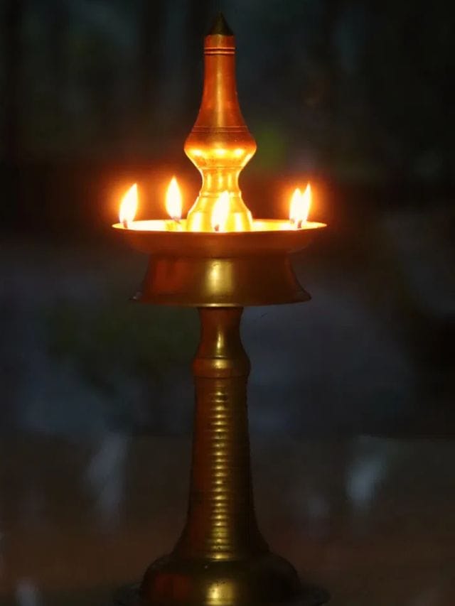 വിളക്ക് കത്തിച്ച ശേഷം തിരി അണയ്ക്കേണ്ടത് എങ്ങനെ?