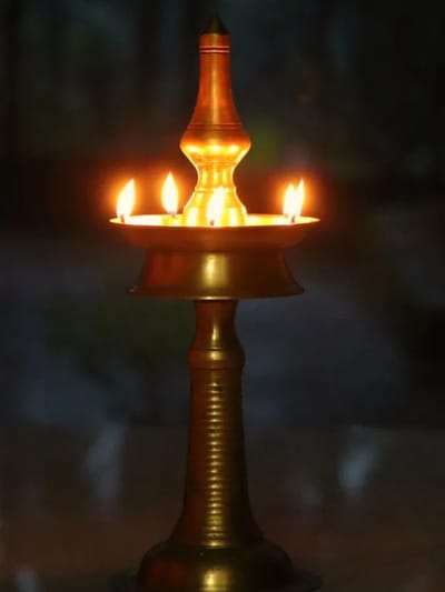 വിളക്ക് കത്തിച്ച ശേഷം തിരി അണയ്ക്കേണ്ടത് എങ്ങനെ?