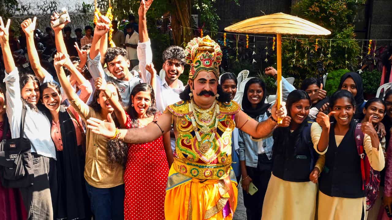 Kerala Onam Vacation 2026: മഴയ്ക്ക് കിട്ടിയ അവധികള് ചതിക്കും! ഓണത്തിന് ഇവര്ക്ക് പത്ത് ദിവസം വീട്ടില് ഇരിക്കാനാകില്ല? Kerala Onam Vacation 2026: മഴയ്ക്ക് കിട്ടിയ അവധികള് ചതിക്കും! ഓണത്തിന് ഇവര്ക്ക് പത്ത് ദിവസം വീട്ടില് ഇരിക്കാനാകില്ല?