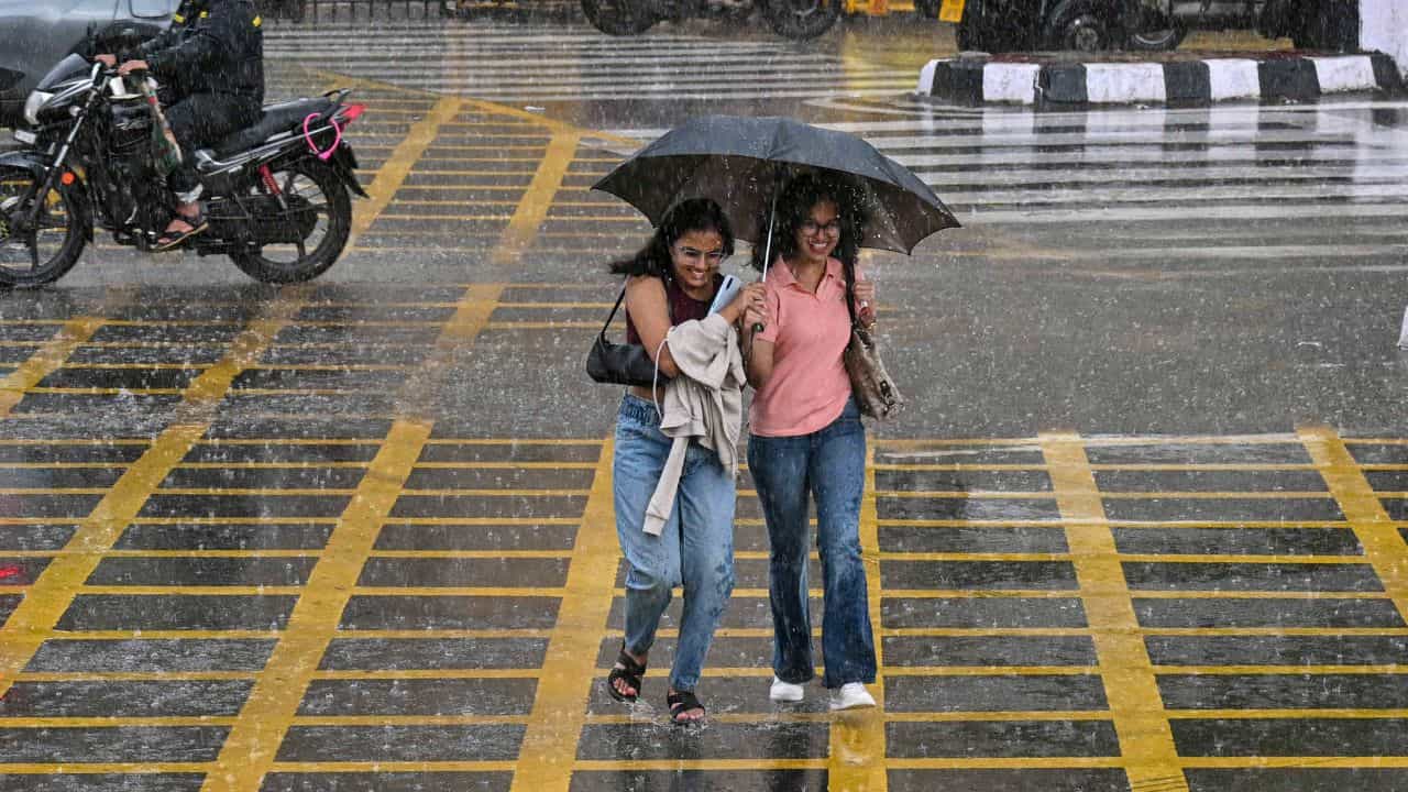 Kerala Weather Update: അഞ്ച് ജില്ലകളില് ഓറഞ്ച് അലര്ട്ട്; മഴ ശക്തമാകും, തെക്കന് കേരളത്തെ കൈവിട്ട് പേമാരി Kerala Weather Update: അഞ്ച് ജില്ലകളില് ഓറഞ്ച് അലര്ട്ട്; മഴ ശക്തമാകും, തെക്കന് കേരളത്തെ കൈവിട്ട് പേമാരി