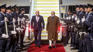 PM Narendra Modi New Zealand Visit : ഓസ്ട്രേലിയൻ പര്യടനം പൂർത്തിയായി, നരേന്ദ്ര മോദി ന്യൂസിലാൻഡിൽ; നേരിട്ടെത്തി സ്വീകരിച്ച് പ്രധാനമന്ത്രി ക്രിസ്റ്റഫർ ലക്സൺ