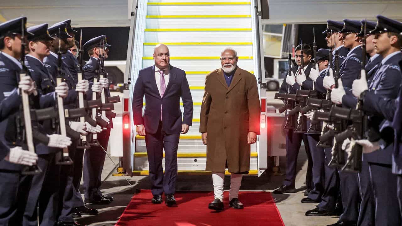 PM Narendra Modi New Zealand Visit : ഓസ്ട്രേലിയൻ പര്യടനം പൂർത്തിയായി, നരേന്ദ്ര മോദി ന്യൂസിലാൻഡിൽ; നേരിട്ടെത്തി സ്വീകരിച്ച് പ്രധാനമന്ത്രി ക്രിസ്റ്റഫർ ലക്സൺ PM Narendra Modi New Zealand Visit : ഓസ്ട്രേലിയൻ പര്യടനം പൂർത്തിയായി, നരേന്ദ്ര മോദി ന്യൂസിലാൻഡിൽ; നേരിട്ടെത്തി സ്വീകരിച്ച് പ്രധാനമന്ത്രി ക്രിസ്റ്റഫർ ലക്സൺ