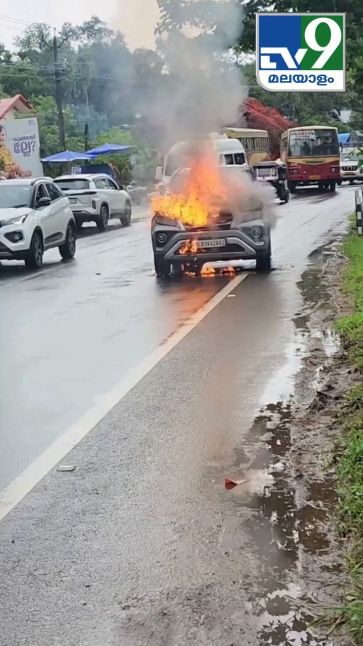 പന്തളത്ത് ഓടിക്കൊണ്ടിരുന്ന കാറിന് തീപിടിച്ചപ്പോൾ