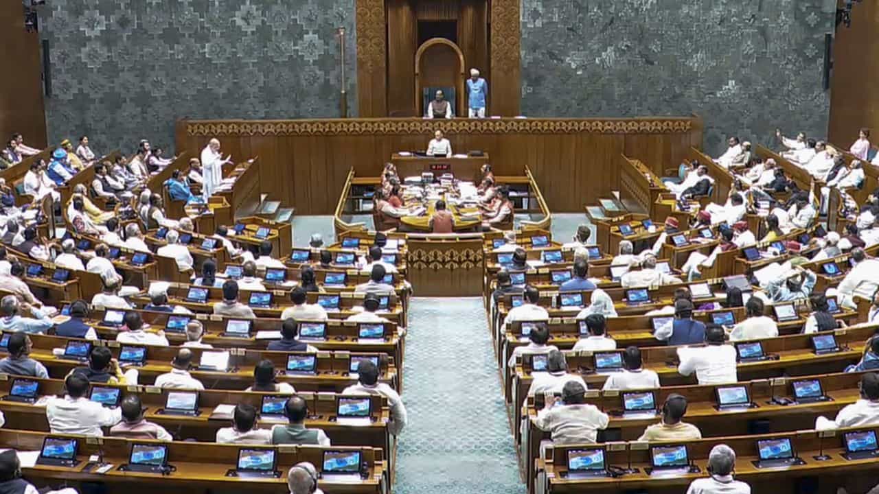 Parliament Monsoon Session: എഫ്സിആര്എ അടക്കം 6 ബില്ലുകള്; പാര്ലമെന്റിന്റെ വര്ഷകാല സമ്മേളനത്തിന് ഇന്ന് തുടക്കം Parliament Monsoon Session: എഫ്സിആര്എ അടക്കം 6 ബില്ലുകള്; പാര്ലമെന്റിന്റെ വര്ഷകാല സമ്മേളനത്തിന് ഇന്ന് തുടക്കം