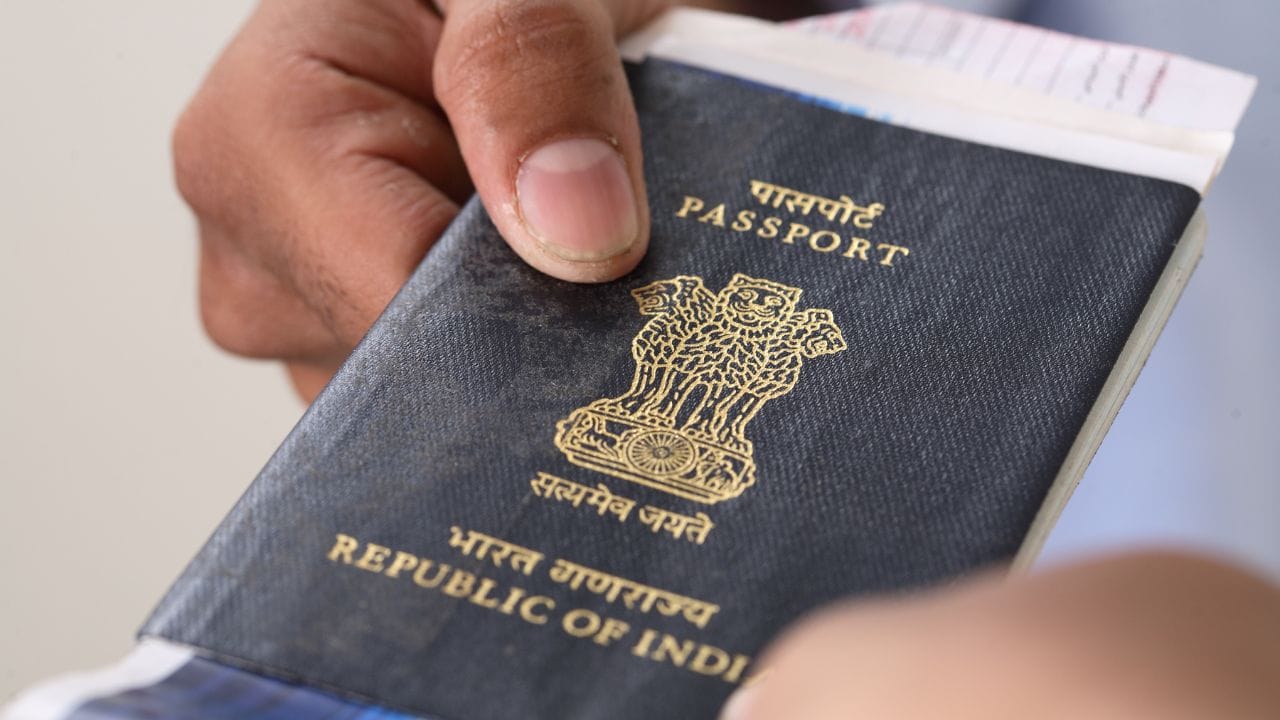ഇന്ത്യയിൽ പൗരത്വം തെളിയിക്കാനായി ഒരു പ്രത്യേക രേഖയില്ല എന്നതാണ് വാസ്ഗ്തവം. രജിസ്ട്രേഷൻ വഴി പൗരത്വം നേടിയവക്ക് മാത്രമേ ഇത്തരത്തിൽ ഒരു ഔദ്യോഗിക പൗരത്വ സർട്ടിഫിക്കറ്റ് സർക്കാർ നൽകുന്നുള്ളൂ. അതായത് ജനനം കൊണ്ടോ, മാതാപിതാക്കൾ വഴിയോ, ഇന്ത്യൻ പൗരത്വം നേടിയവർക്ക് ഇന്ത്യയിൽ ഒരു ഔദ്യോഗിക പൗരത്വ രേഖയില്ല എന്ന് സാരം.