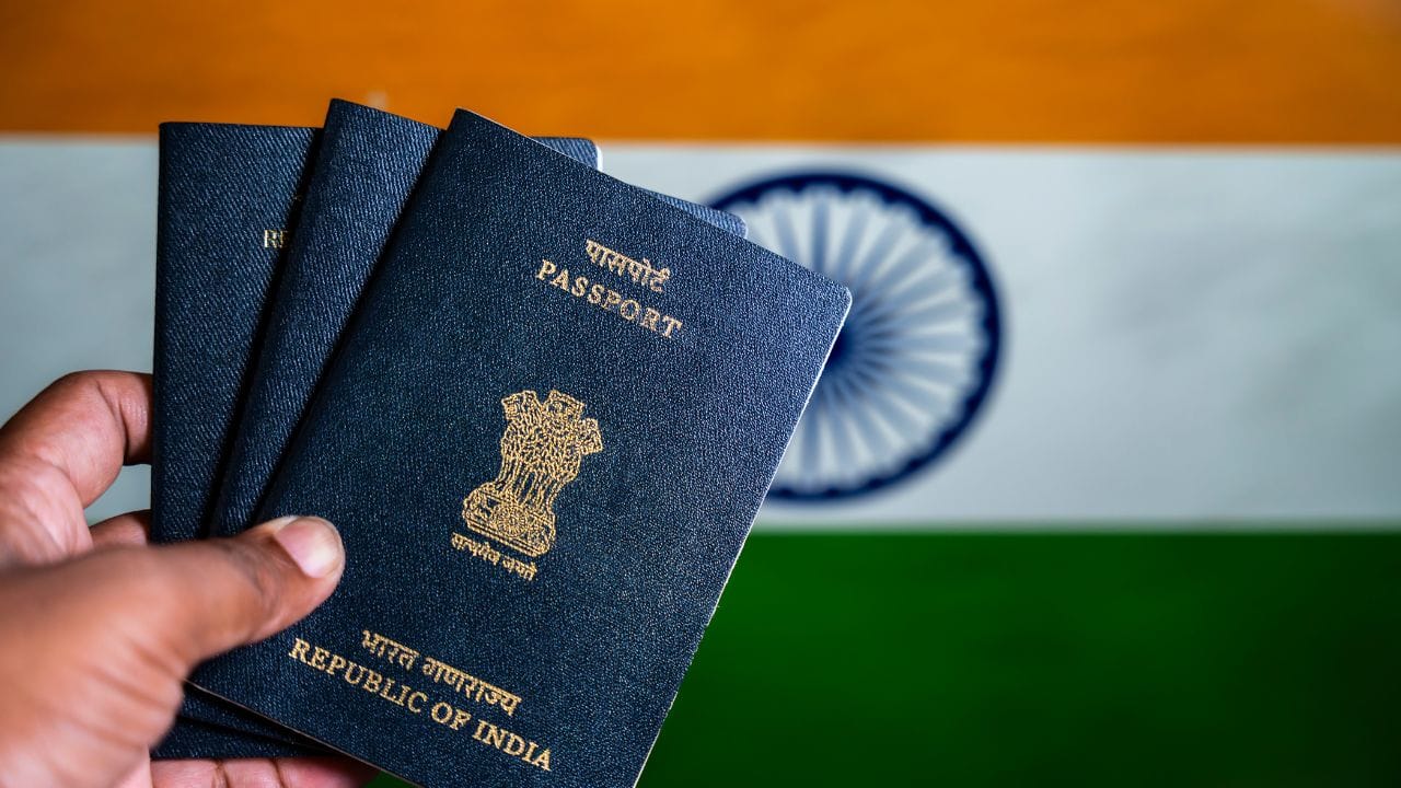 ജനനം വഴിയോ മാതാപിതാക്കൾ വഴിയോ ആണ് ഇന്ത്യയിൽ പ്രധാനമായും പൗരത്വം നേടാനാവുക. രെജിസ്ട്രേഷൻ വഴിയും, നാചുറലൈസേഷൻ വഴിയും, പുതിയ പ്രദേശങ്ങൾ ഇന്ത്യയുടെ ഭാഗമാക്കുന്നതിലൂടെയും പൗരത്വം അനുവദിക്കും എങ്കിലും ഇത് എപ്പോഴും നടക്കുന്നതല്ല.1950 ജ്നുവരി 26-നും, 1987 ജുലൈ 1-നും ഇടയിൽ ജനിച്ചവർക്ക് പൗരത്വം തെളിയിക്കാൻ ജനന സർട്ടിഫിക്കറ്റ് മാത്രം മതി എന്നാണ് നിയമം.