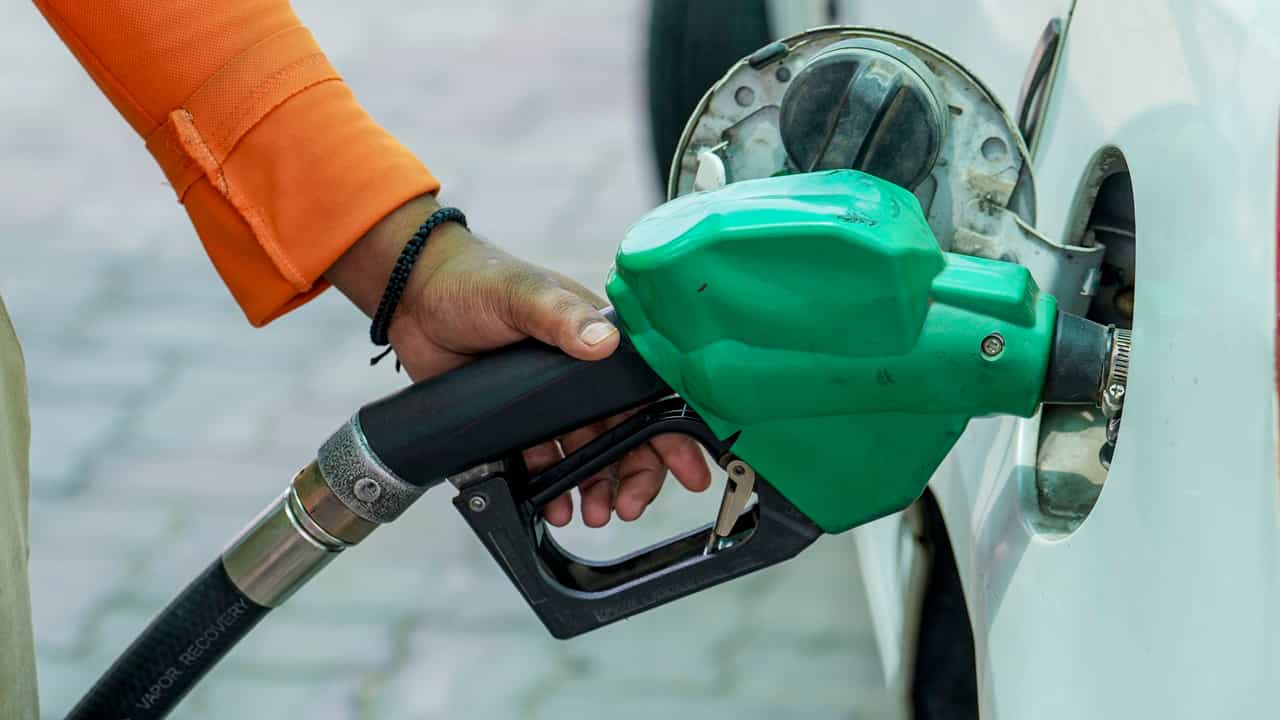 ഇ20 സുരക്ഷിതം, പഴയ പെട്രോളിലേക്ക് ഇനി മടക്കമില്ല: വ്യക്തത വരുത്തി കേന്ദ്രം ഇ20 സുരക്ഷിതം, പഴയ പെട്രോളിലേക്ക് ഇനി മടക്കമില്ല: വ്യക്തത വരുത്തി കേന്ദ്രം