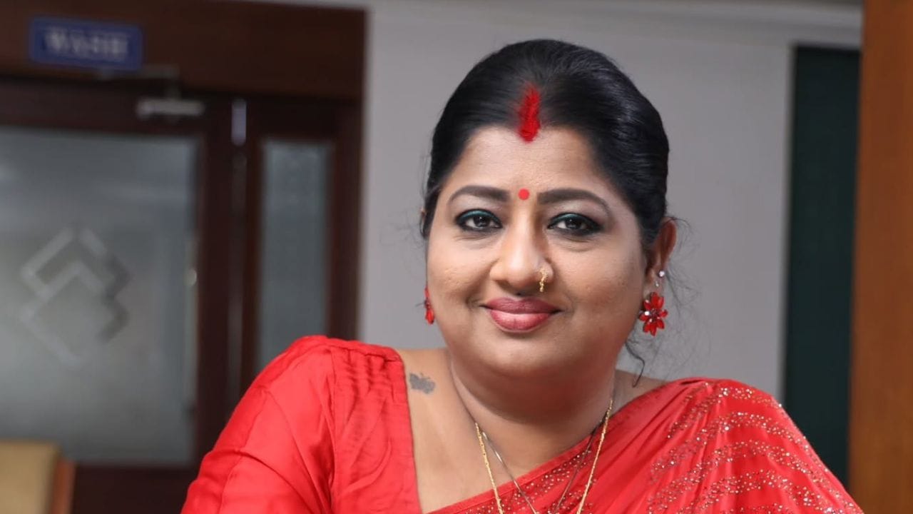 ഈ ഇടെയായി വ്യത്യസ്തമായ അഭിപ്രായങ്ങൾ പങ്കുവെച്ചുകൊണ്ട് സമൂഹമാധ്യമങ്ങളിൽ വലിയ ചർച്ചയായി മാറിയ സീരിയൽ സിനിമാതാരമാണ് പ്രിയങ്ക അനൂപ്. ഇപ്പോൾ നടന്നുവരുന്ന താര സംഘടനയായ അമ്മയിലെ പ്രശ്നങ്ങളിൽ അവർ നടത്തിയ ചില പരാമർശങ്ങളും ചൂടേറിയ ചർച്ചകളിലേക്ക് വഴിവച്ചിരുന്നു. നിലവിലെ സാഹചര്യത്തിൽ അവർ ബിഗ് ബോസ് ഹൗസിൽ എത്തുകയാണെങ്കിൽ തീർച്ചയായും ഷോയ്ക്ക് അത് കൂടുതൽ പ്രചാരം നൽകും.