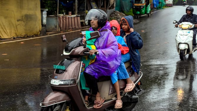 മഴ തെക്കൻ ജില്ലകളിലേക്കും! ശക്തപ്രാപിച്ച് മൺസൂൺ; കാലാവസ്ഥ