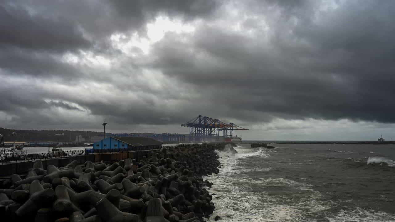 Kerala Weather Update: മഴ കനക്കുന്നു; സംസ്ഥാനത്ത് തിങ്കളാഴ്ച്ച വരെ യെല്ലോ അലർട്ട്, ഇന്നത്തെ കാലാവസ്ഥ Kerala Weather Update: മഴ കനക്കുന്നു; സംസ്ഥാനത്ത് തിങ്കളാഴ്ച്ച വരെ യെല്ലോ അലർട്ട്, ഇന്നത്തെ കാലാവസ്ഥ