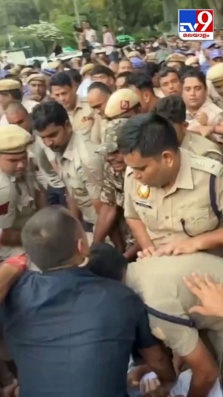 രാഹുൽ ഗാന്ധിയെ പോലീസ് അറസ്റ്റ് ചെയ്യുന്നു