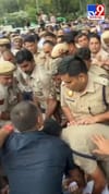 രാഹുൽ ഗാന്ധിയെ പോലീസ് അറസ്റ്റ് ചെയ്യുന്നു...