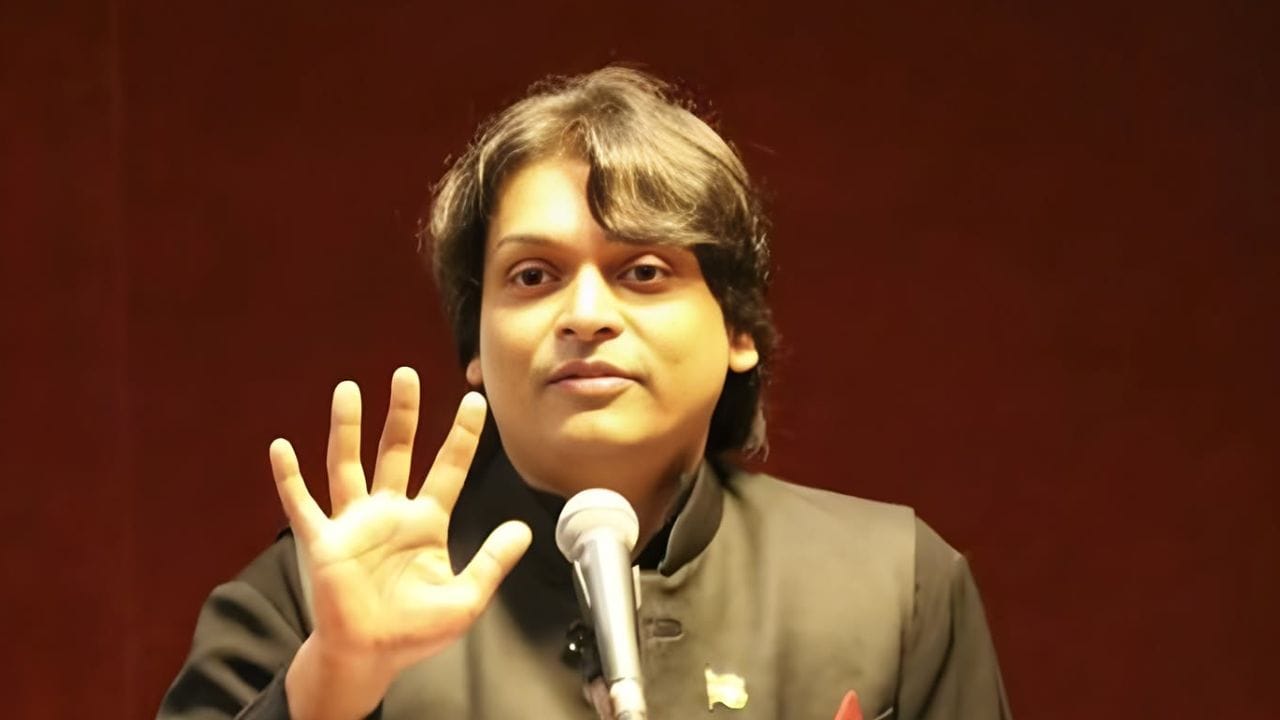 ആരൊക്കെയാകും സെലിബ്രിറ്റി മത്സരാർത്ഥികൾ എന്ന പ്രവചനങ്ങളിൽ ഏറ്റവും ഉയർന്ന് കേൾക്കുന്ന പേരാണ് രാഹുൽ ഈശ്വറിന്റേത്. മലയാളത്തിലെ ആദ്യത്തെ ബിഗ് ബോസ് മാതൃകയിലുള്ള റിയാലിറ്റി ഷോയായ മലയാളി ഹൗസിലെ ജേതാവ് കൂടിയാണ് രാഹുൽ ഈശ്വർ. പ്രമുഖ രാഷ്ട്രീയ സാമൂഹിക നിരീക്ഷകനും പ്രഭാഷകനുമാണ് രാഹുൽ. ഇതിനുമുമ്പും പല സീസണുകളിലും രാഹുലിന്റെ പേര് ഉയർന്നു കേട്ടിട്ടുണ്ട്. ( Image Credits to Social Media)