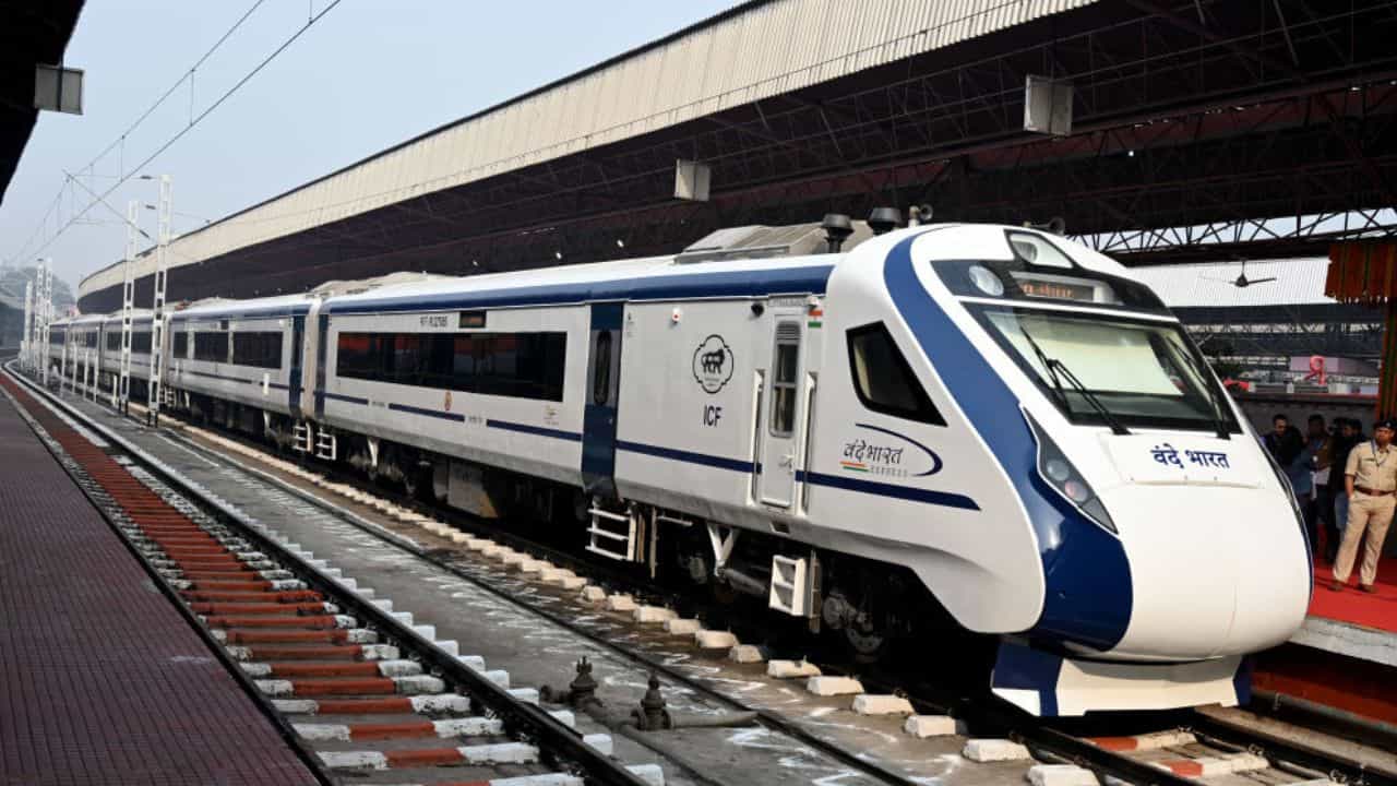 Bengaluru Vande Bharat: കേരളത്തിന് ഓണസമ്മാനം! ബെംഗളൂരു-കോഴിക്കോട് വന്ദേ ഭാരത് ഓഗസ്റ്റിലെത്തും? Bengaluru Vande Bharat: കേരളത്തിന് ഓണസമ്മാനം! ബെംഗളൂരു-കോഴിക്കോട് വന്ദേ ഭാരത് ഓഗസ്റ്റിലെത്തും?