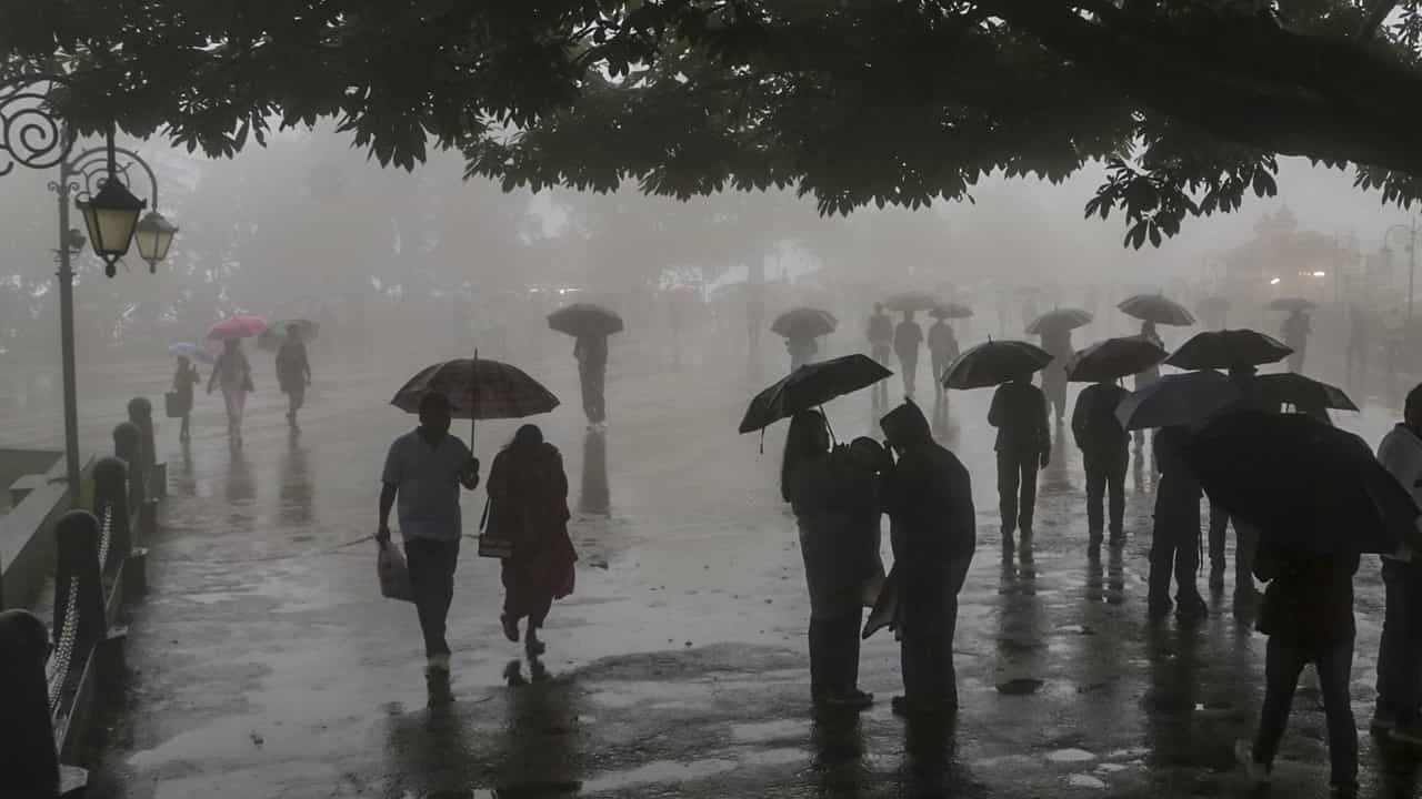 Kerala Rain Alert: വീണ്ടും ഓറഞ്ച് അലര്ട്ട്, വരും ദിവസങ്ങളില് മഴ കനക്കും! കാലാവസ്ഥ മുന്നറിയിപ്പ് Kerala Rain Alert: വീണ്ടും ഓറഞ്ച് അലര്ട്ട്, വരും ദിവസങ്ങളില് മഴ കനക്കും! കാലാവസ്ഥ മുന്നറിയിപ്പ്