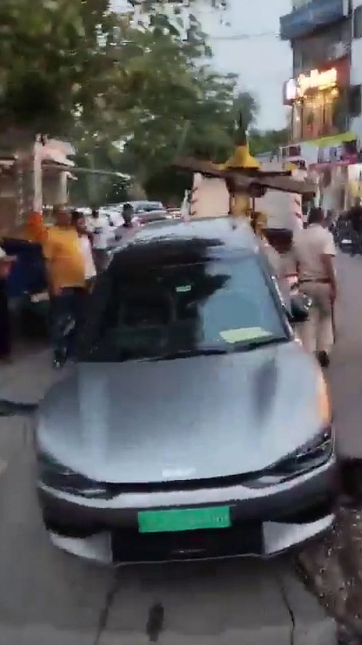 ഞെട്ടിത്തരിച്ച് ജനം, തകർന്നത് കാറല്ല