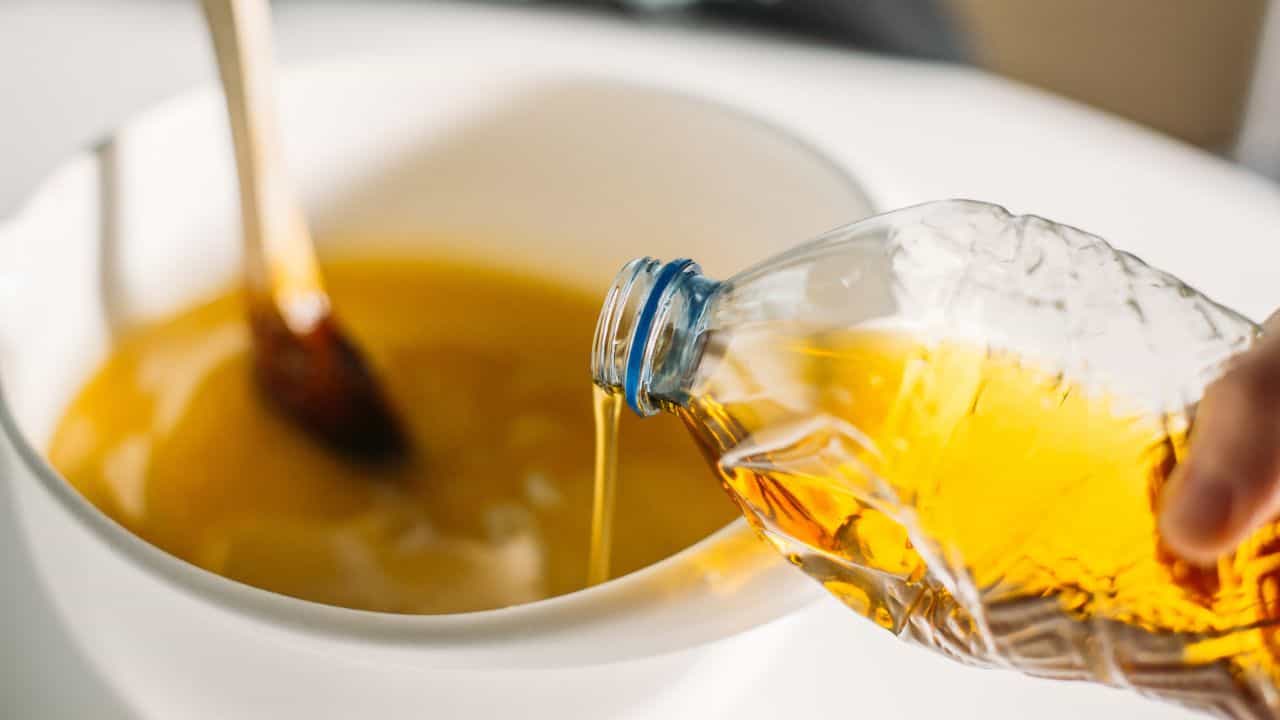 Health Tips: എണ്ണ ചൂടാക്കി വീണ്ടും ഉപയോഗിക്കാറുണ്ടോ? അറിയാം ഇതിന് പിന്നിലെ അപകടങ്ങൾ