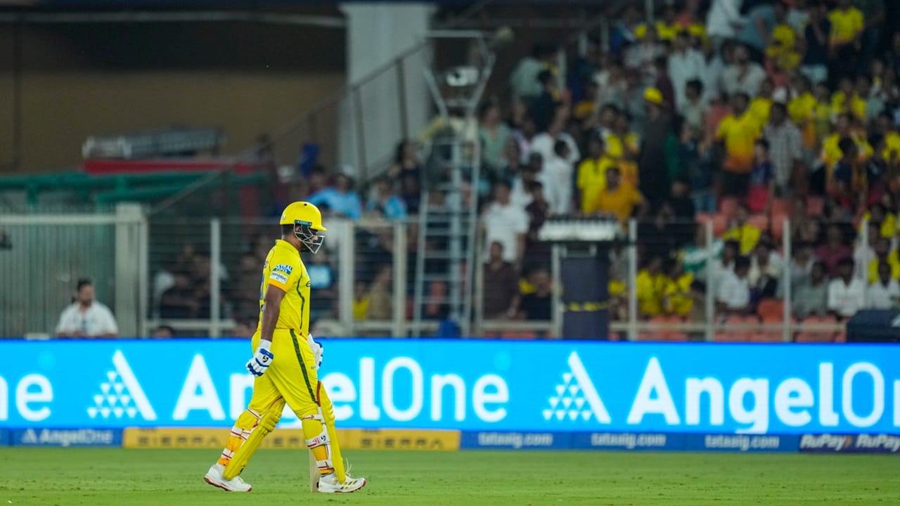 "വിരാട് ഭായ് എങ്ങനെയുള്ള ആളാണെന്ന് നമുക്കെല്ലാവർക്കും അറിയാം. അദ്ദേഹം എല്ലാവരോടും വളരെ വ്യക്തമായും കാര്യങ്ങൾ നേരിട്ടും സംസാരിക്കുന്ന വ്യക്തിയാണ്. നിങ്ങൾ എന്തെങ്കിലും ചെയ്യണമെന്നുണ്ടെങ്കിൽ, അതിന് എന്താണ് ആവശ്യമെന്ന് കൃത്യമായി തന്നെ അദ്ദേഹം പറഞ്ഞുതരും. ജിമ്മിൽ അദ്ദേഹം പെരുമാറുന്ന രീതിയും അദ്ദേഹത്തിനുള്ളിലെ ആ പ്രത്യേക വാശിയും തീയും എനിക്ക് ശരിക്കും ഇഷ്ടമുള്ള കാര്യമാണ്", സഞ്ജു പറഞ്ഞു.