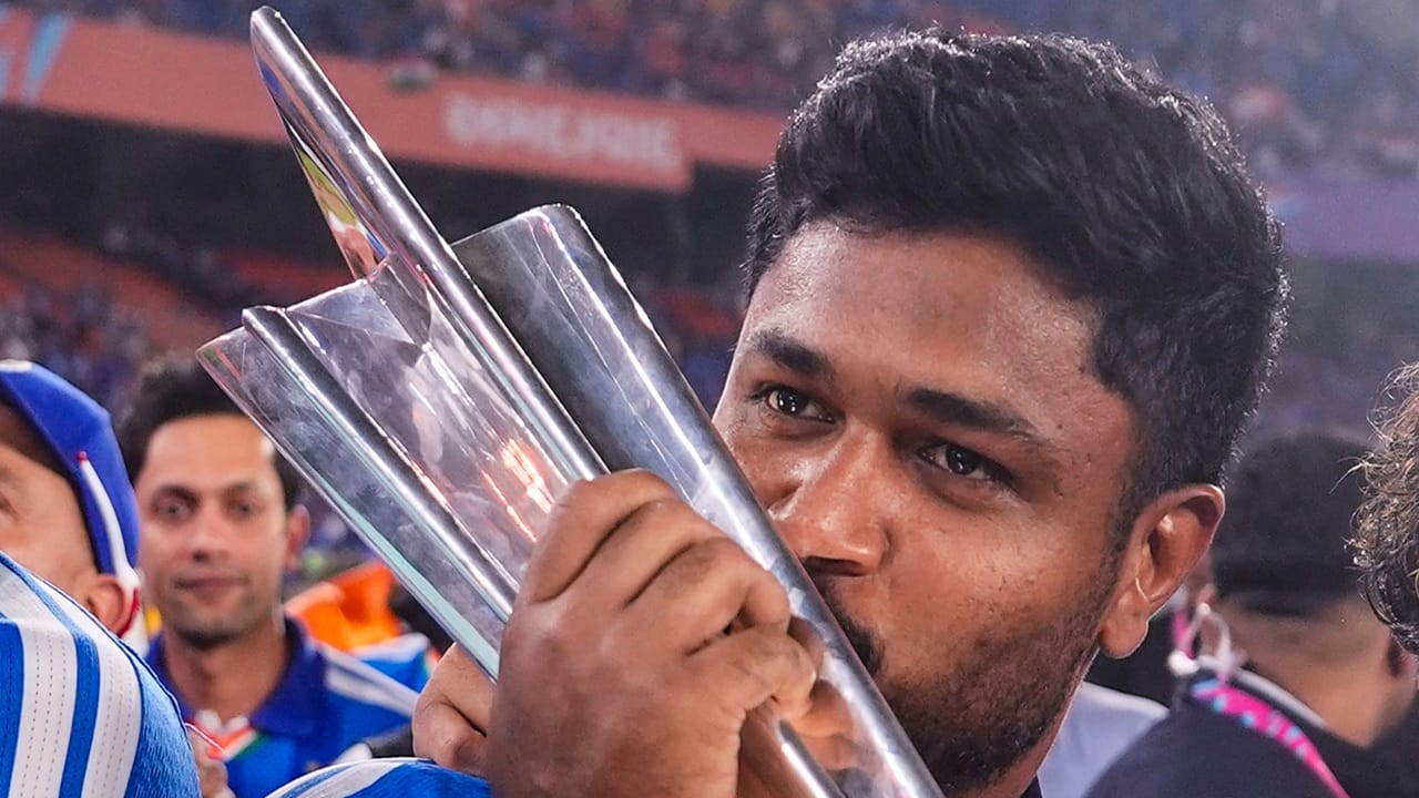 "എങ്ങനെ ബാറ്റ് ചെയ്യണമെന്നോ എന്ത് ചെയ്യണമെന്നോ എന്നോട് ആരും പറയില്ല. സഞ്ജുവിനുള്ള കാര്യങ്ങൾ സഞ്ജു തന്നെ തീരുമാനിക്കും. എല്ലാ ബഹുമാനത്തോടും കൂടി പറയട്ടെ, ഞാൻ കളിക്കും, കളി ആസ്വദിക്കും, ഒരു നല്ല സഹതാരമായിരിക്കും, ടീമിനെ പിന്തുണയ്ക്കും, എന്നാൽ അതെല്ലാം ഞാൻ എന്റെ രീതിയിൽ മാത്രമേ ചെയ്യൂ," താരം പറഞ്ഞു. 