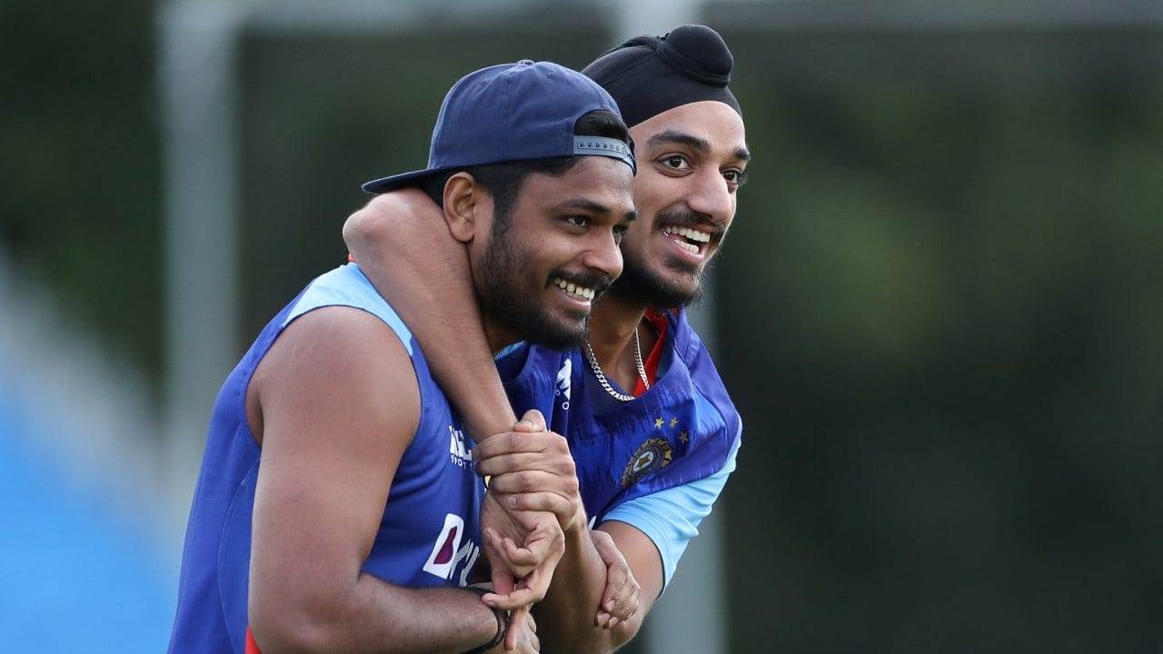 ഇന്ത്യൻ ക്രിക്കറ്റുമായി ബന്ധപ്പെട്ട് നിലവിലെ ഏറ്റവും ചൂടേറിയ സംസാര വിഷയം സെലക്ടർമാർ സഞ്ജു സാംസൺ എന്ന താരത്തോട് കാണിക്കുന്ന അനീതിയാണ്. മോശം ഫോമിലുള്ള മറ്റ് പല താരങ്ങൾക്കും നിരവധി അവസരങ്ങൾ നൽകുന്ന സെലക്ടർമാർ പക്ഷേ സഞ്ജുവിനോട് എക്കാലത്തും അനീതി മാത്രമേ കാട്ടിയിട്ടുള്ളൂ എന്നാണ് നിരവധി ആരാധകർ വിശ്വസിക്കുന്നത്. ഇങ്ങനെയൊരു ധാരണ ആരാധകരിൽ നിലനിൽക്കേ കഴിഞ്ഞ ദിവസം സഞ്ജു ഒരു അഭിമുഖത്തിൽ നടത്തിയ ചില പ്രതികരണങ്ങൾ വിവാദമാകുകയായിരുന്നു.
