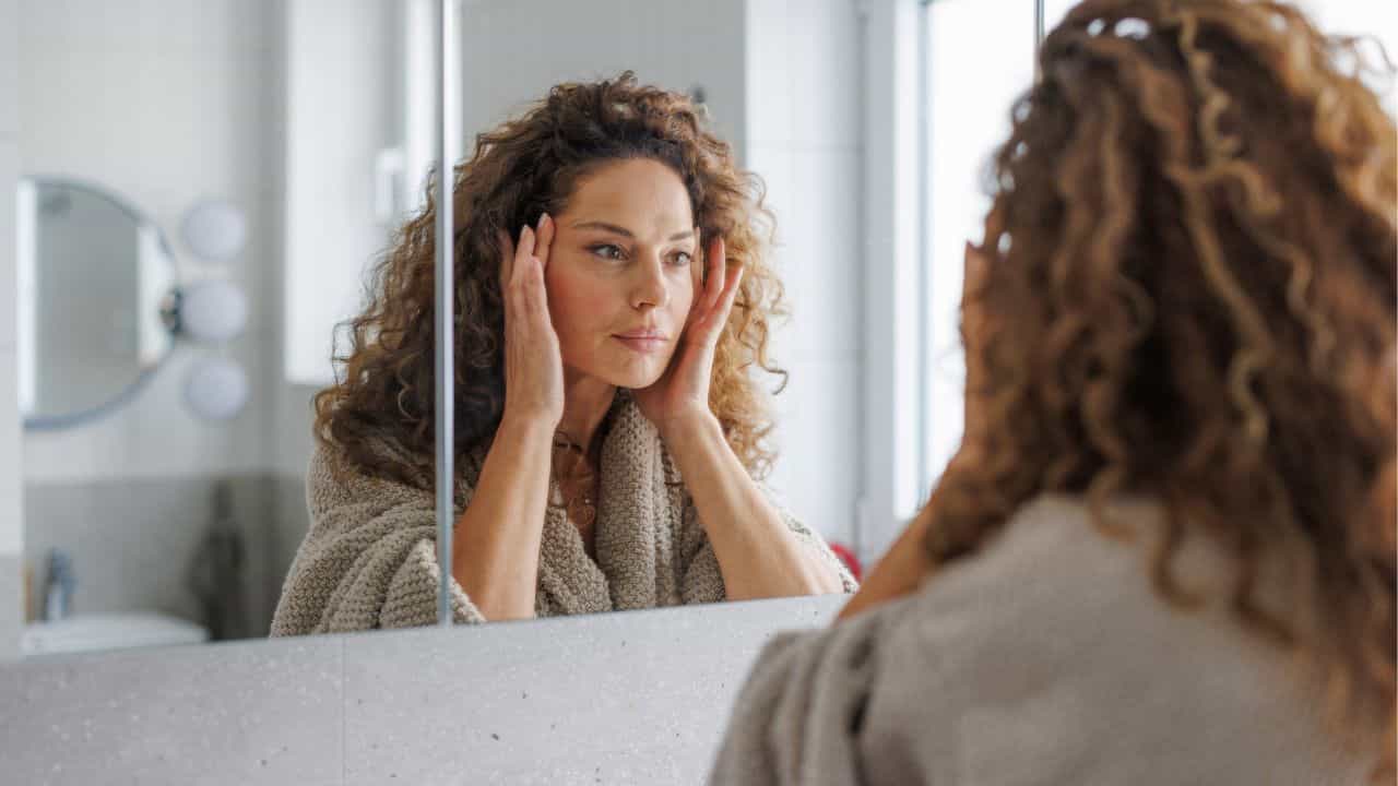 Skin Care: തിളങ്ങുന്ന ചർമ്മത്തിന് രാത്രി മുഖത്ത് എന്ത് പുരട്ടണം? അറിയേണ്ടതെല്ലാം Skin Care: തിളങ്ങുന്ന ചർമ്മത്തിന് രാത്രി മുഖത്ത് എന്ത് പുരട്ടണം? അറിയേണ്ടതെല്ലാം