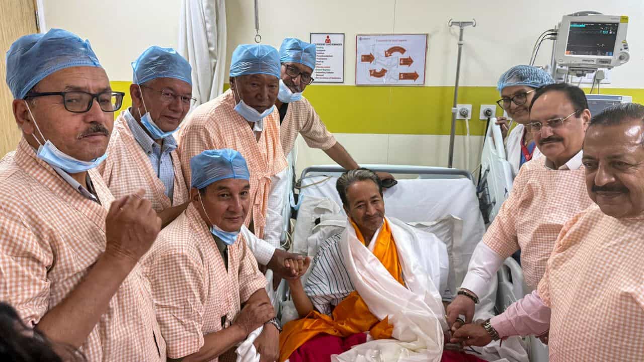 26 ദിവസത്തെ നിരാഹാര സമരം അവസാനിപ്പിച്ച് സോനം വാങ്ചുക്ക്