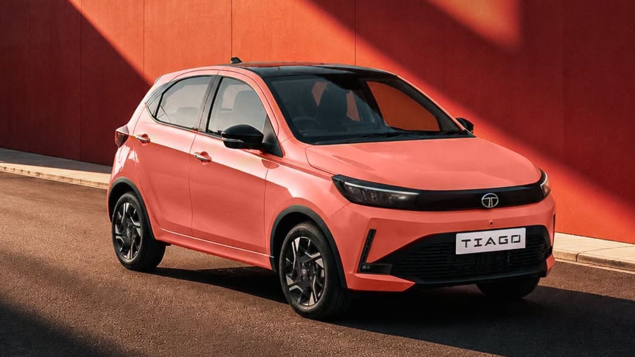 അടുത്തത് ടാറ്റയുടെ ടിയാഗോ (Tata Tiago) മോഡൽ ആണ്. ഈ അടുത്തിടയ്ക്കാണ് ടാറ്റാ ടിയാഗോയുടെ പുതിയ പതിപ്പിനെ വിപണിയിൽ അവതരിപ്പിച്ചത്. വാഹനത്തിന്റെ എക്സ് ഷോറൂം വില 4.69 ലക്ഷം മുതലാണ് ആരംഭിക്കുന്നത്. ഏറ്റവും ചെറിയ കാറുകളിൽ ഒന്നാണ് ടിയാഗോ. ചെറുതാണ് എന്നതുകൊണ്ട് സുരക്ഷയിൽ ഒരു വിട്ടുവീഴ്ചയും കമ്പനി ഈ മോഡലിൽ വരുത്തിയിട്ടില്ല.1.2 ലിറ്റർ 1199 സിസി കരുത്തുള്ള എൻജിനാണ് വാഹനത്തിൽ ഉള്ളത്.