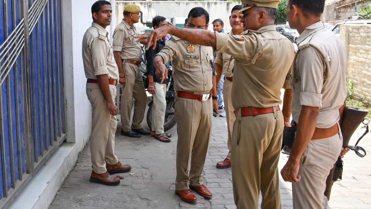 Thrissur School Stealing: കറിക്കത്തി മുതൽ അരി വരെ തൂക്കി; സ്കൂളിൽ വൻ മോഷണം, അസം സ്വദേശി തൃശൂരിൽ പിടിയിൽ Thrissur School Stealing: കറിക്കത്തി മുതൽ അരി വരെ തൂക്കി; സ്കൂളിൽ വൻ മോഷണം, അസം സ്വദേശി തൃശൂരിൽ പിടിയിൽ