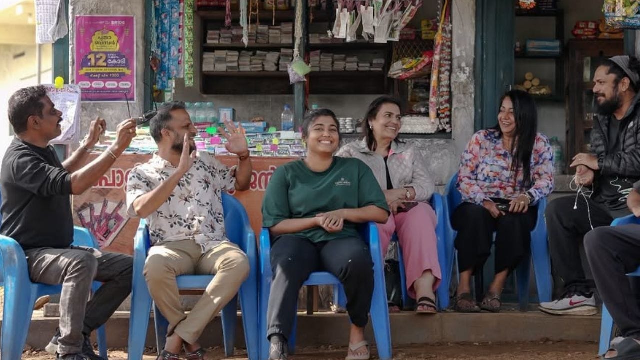 സിനിമയുടെ സ്വഭാവത്തെ കുറിച്ചോ കഥയെ സംബന്ധിച്ചോ ഇതുവരെ കൂടുതൽ വിവരങ്ങൾ പുറത്ത് വന്നിട്ടില്ല. റിലീസ് ചെയ്ത വീഡിയോ സോങ്ങിലൂടെ മനസ്സിലാക്കാൻ കഴിയുന്നത് ഇതൊരു കുടുംബ പശ്ചാത്തലമുള്ള സിനിമയാണ് എന്നാണ്. ഗവൺമെന്റ് ഉദ്യോഗസ്ഥനായി സായികുമാർ ചെയ്യുന്ന കഥാപാത്രത്തിന്റെ മകളായിട്ടാണ് വിസ്മയ എത്തുന്നത്. ചിപ്പിയാണ് അമ്മയുടെ വേഷം കൈകാര്യം ചെയ്തിരിക്കുന്നത്.