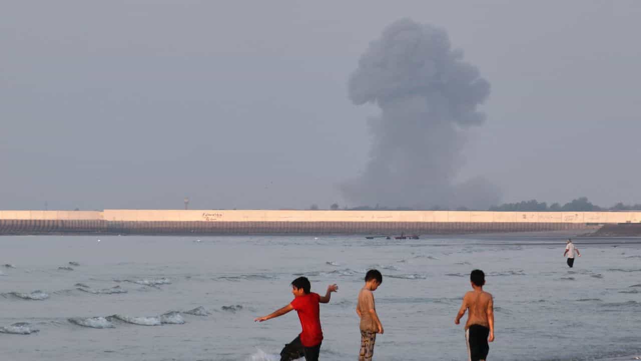 Iran-US Conflict: ഇറാന് അടിപതറി, തിരിച്ചടി വാക്കിലൊതുങ്ങിയോ? മറുപടി നല്കി കുവൈറ്റും ബഹ്റൈനും Iran-US Conflict: ഇറാന് അടിപതറി, തിരിച്ചടി വാക്കിലൊതുങ്ങിയോ? മറുപടി നല്കി കുവൈറ്റും ബഹ്റൈനും