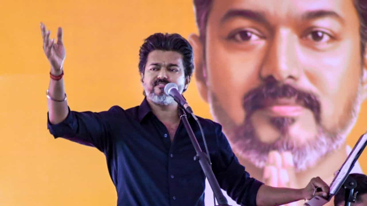 TVK Vijay: മുഖ്യമന്ത്രി വിജയിയുടെ കരുരിലെ പ്രസംഗത്തിനെതിരെ ഡിഎംകെ സിബിഐയിൽ പരാതി നൽകി TVK Vijay: മുഖ്യമന്ത്രി വിജയിയുടെ കരുരിലെ പ്രസംഗത്തിനെതിരെ ഡിഎംകെ സിബിഐയിൽ പരാതി നൽകി