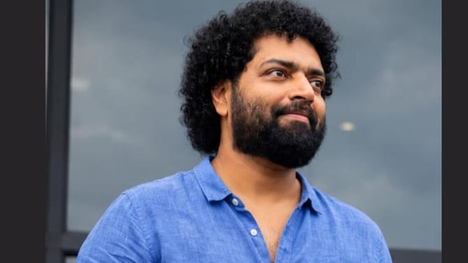 സംവിധായകൻ വിജീഷ് മണിയുടെ വാഹനം അജ്ഞാത സംഘം കത്തിച്ചു