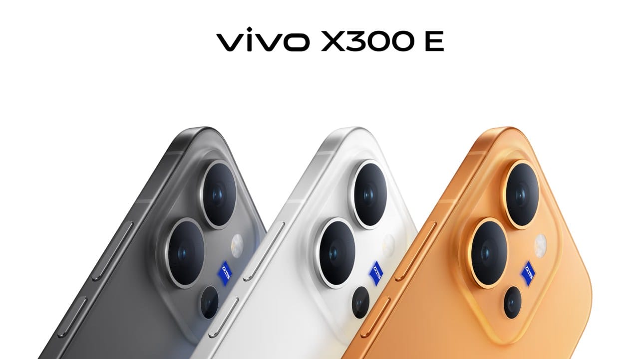 വിലയും ലഭ്യതയും: വിവോ X300 E 5ജിയുടെ 12GB + 256GB അ‌ടിസ്ഥാന വേരിയന്റിന് 4799 യുവാൻ (ഏകദേശം 68,145 രൂപ), 12GB + 512GB വേരിയന്റിന് 5299 യുവാൻ (ഏകദേശം 75,225 രൂപ) എന്നിങ്ങനെയാണ് വില. മൂൺലൈറ്റ് വൈറ്റ്, മിഡ്‌നൈറ്റ് ബ്ലാക്ക്, സൺലൈറ്റ് ഓറഞ്ച് എന്നീ കളർ ഓപ്ഷനുകളിൽ ആണ് ഈ ഫോൺ അ‌വതരിപ്പിക്കപ്പെട്ടിരിക്കുന്നത്. 
