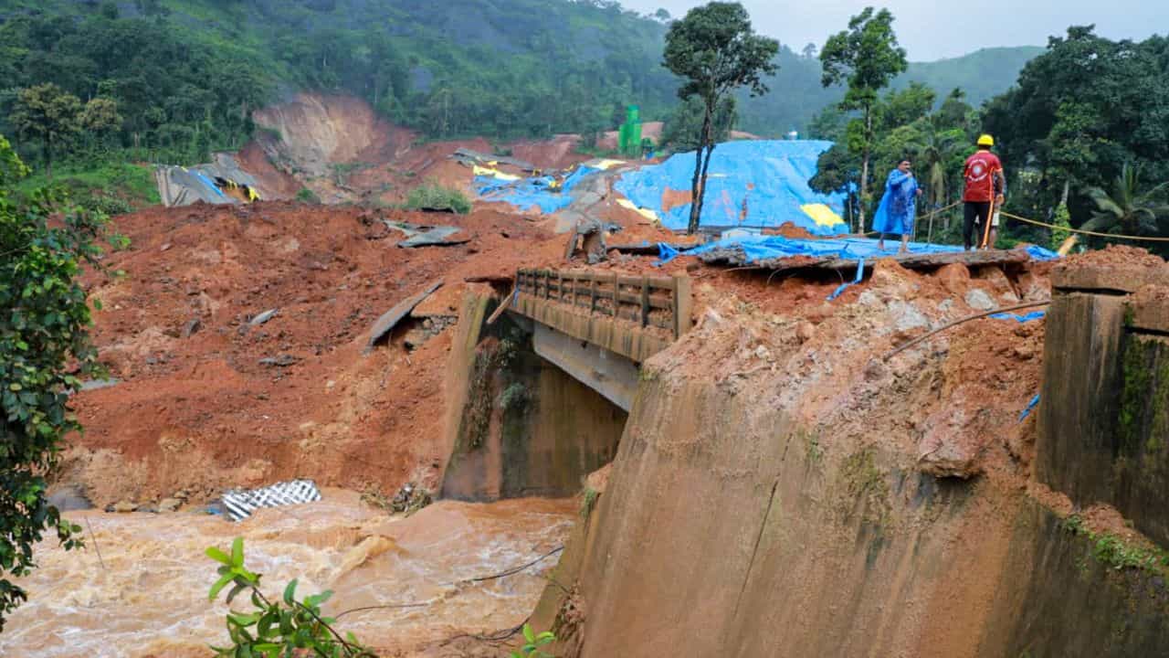 Wayanad Landslide: വയനാട് കള്ളാടിയിലെ മണ്ണിടിച്ചിൽ: കേസെടുത്ത് മേപ്പാടി പോലീസ് Wayanad Landslide: വയനാട് കള്ളാടിയിലെ മണ്ണിടിച്ചിൽ: കേസെടുത്ത് മേപ്പാടി പോലീസ്