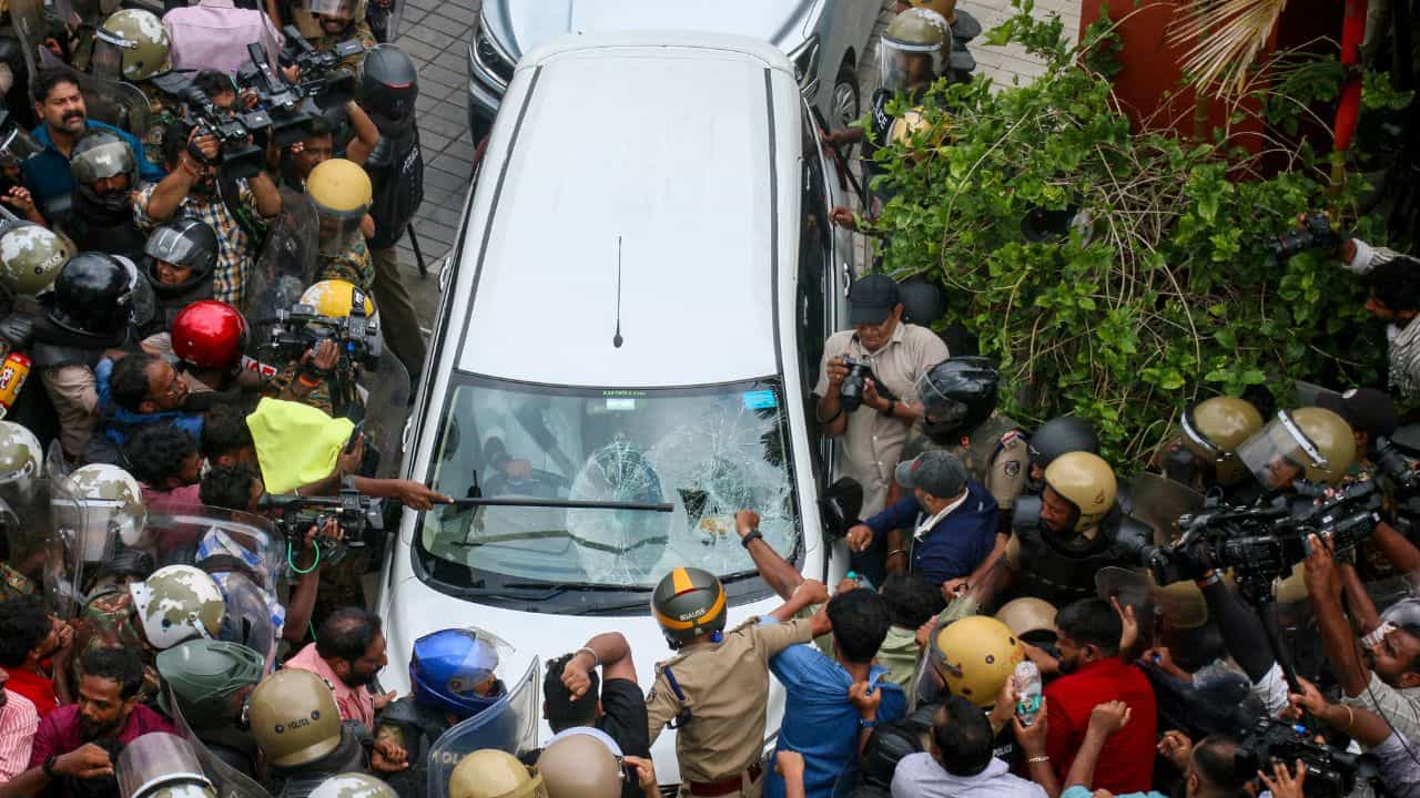 ED Attack Case: ഇഡിയോട് രാഷ്ട്രീയ വൈരാഗ്യം! റെയ്ഡിനെത്തിയ ഉദ്യോഗസ്ഥരെ ആക്രമിച്ച സംഭവത്തിൽ കോടതിയിൽ വാദം ED Attack Case: ഇഡിയോട് രാഷ്ട്രീയ വൈരാഗ്യം! റെയ്ഡിനെത്തിയ ഉദ്യോഗസ്ഥരെ ആക്രമിച്ച സംഭവത്തിൽ കോടതിയിൽ വാദം