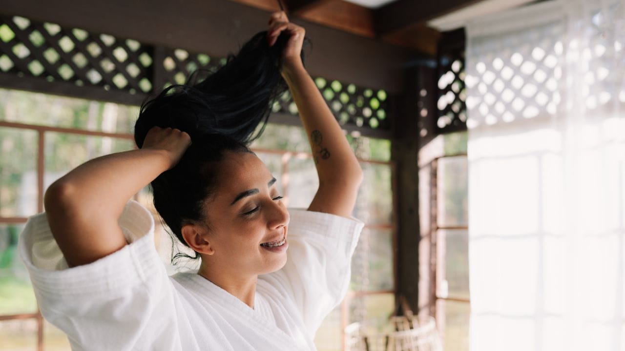 മഴക്കാലത്ത് തലയോട്ടിയിൽ  ഈർപ്പം തങ്ങിനിന്ന് ഫംഗസ് അണുബാധ വരാൻ സാധ്യതയുള്ളതിനാൽ വെറുതെ വെളിച്ചെണ്ണ തേച്ച് കുളിക്കുന്നത് ഗുണത്തേക്കാളേറെ ദോഷം ചെയ്യും. അതിനുപകരം ചെറുചൂടോടെ കാച്ചിയെടുക്കുന്ന എണ്ണ ഉപയോഗിച്ച് മസാജ് ചെയ്യുന്നതാണ് ഏറ്റവും ഫലപ്രദം. ആവശ്യത്തിന് എണ്ണയെടുത്ത് ഡബിൾ ബോയിലിംഗ് രീതിയിൽ ചെറുതായി ചൂടാക്കുക. ചെറിയ രീതിയിൽ മാത്രമെ ചൂടാക്കാവൂ.  കർക്കിടക മാസത്തിൽ തണുത്ത എണ്ണ നേരിട്ട് തലയിൽ തേക്കുന്നത് നീരൊഴുക്കിന് കാരണമാകും.
