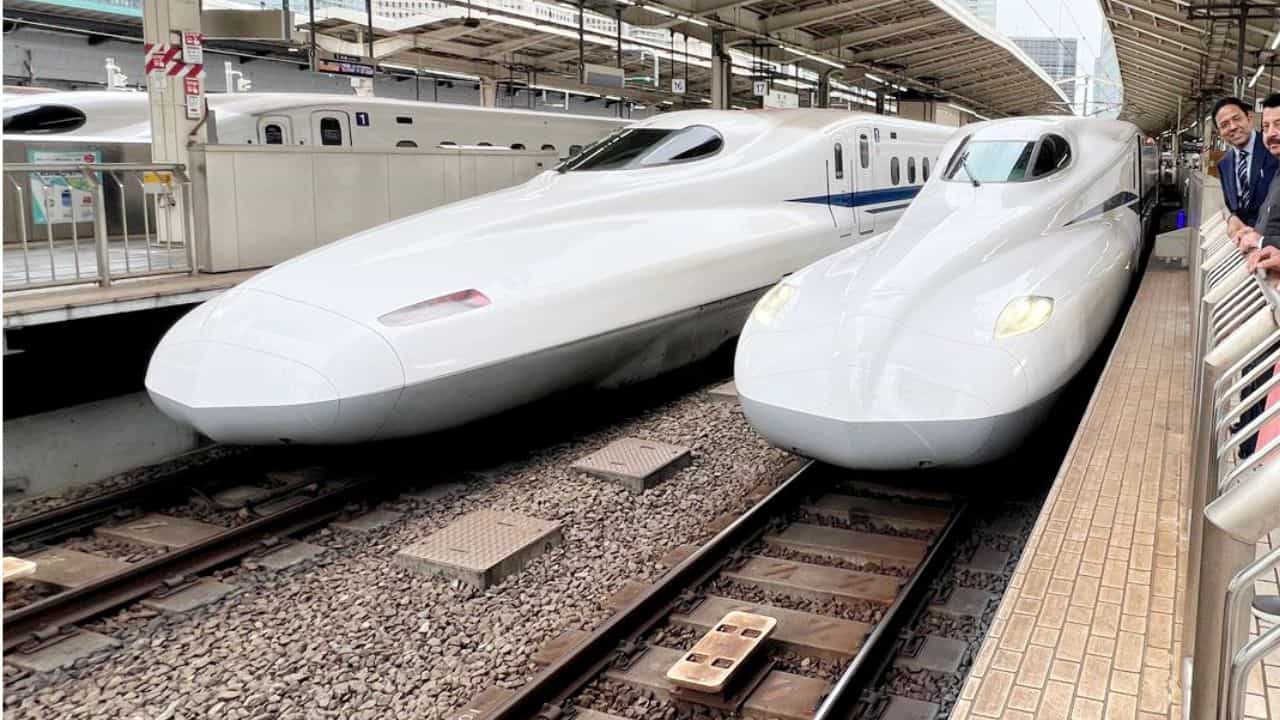 Delhi New Bullet Train: 20 മണിക്കൂർ യാത്ര ആറായി കുറയും! 4 ബുള്ളറ്റ് ട്രെയിൻ പദ്ധതികൾ ഉടൻ Delhi New Bullet Train: 20 മണിക്കൂർ യാത്ര ആറായി കുറയും! 4 ബുള്ളറ്റ് ട്രെയിൻ പദ്ധതികൾ ഉടൻ