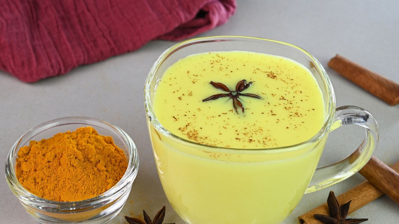 വയറ്റിലെ അസ്വസ്ഥതകൾ മാറാനും ദഹനം കൃത്യമാക്കാനും മഞ്ഞൾപ്പാൽ വളരെ നല്ലതാണ്. നെഞ്ചെരിച്ചിൽ, ഗ്യാസ് ട്രബിൾ, വയറുവേദന എന്നിവ കുറയ്ക്കാൻ ഇത് നല്ലതാണ്. കൂടാതെ ശരീരത്തിലെ അനാവശ്യ കൊഴുപ്പ് ഇല്ലാതാക്കി അമിതഭാരം കുറയ്ക്കാനും ഇത് സഹായിക്കുന്നു. മഞ്ഞളിലെ ആന്റിഓക്സിഡന്റുകൾ രക്തം ശുദ്ധീകരിക്കാനും വളരെ നല്ലതാണ്. ഉള്ളിൽ ചെന്ന് രക്തം ശുദ്ധീകരിക്കുന്നതിലൂടെ ചർമ്മത്തിന് സ്വാഭാവിക തിളക്കം ലഭിക്കുന്നു. മുഖക്കുരു വരുന്നത് തടയാനും ചർമ്മത്തിലെ അണുബാധകൾ മാറാനും നല്ലതാണ്.
