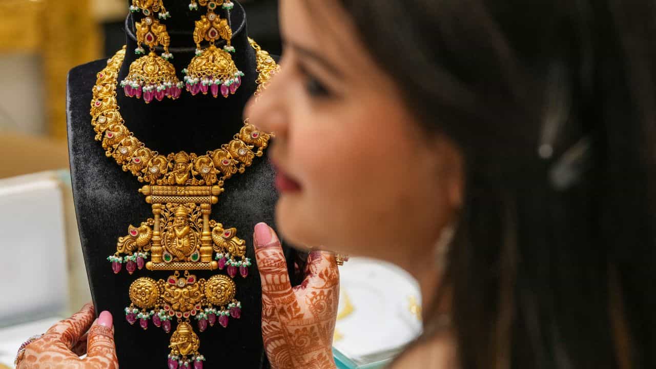 Kerala Gold Rate: സ്വർണം വാങ്ങാൻ പ്ലാനുണ്ടോ? പവന് കൊടുക്കേണ്ടത്... Kerala Gold Rate: സ്വർണം വാങ്ങാൻ പ്ലാനുണ്ടോ? പവന് കൊടുക്കേണ്ടത്...