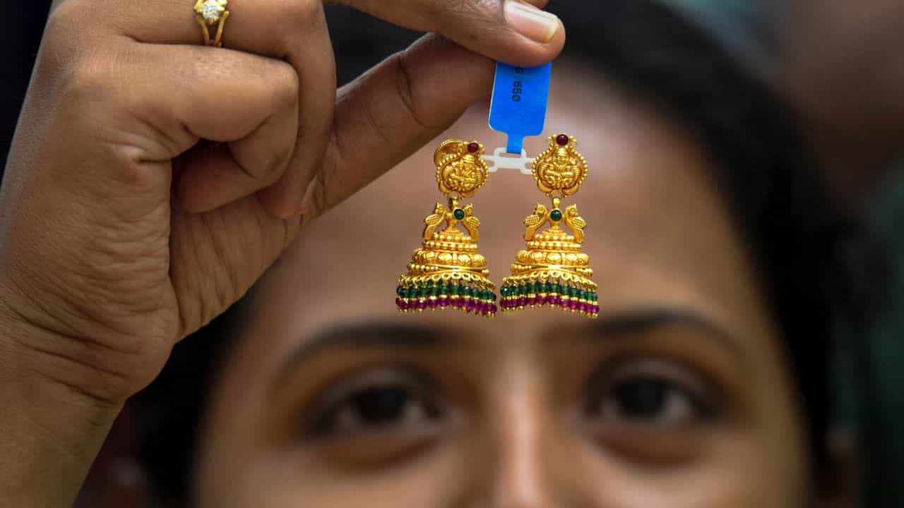 Kerala Gold Rate: സ്വർണം വാങ്ങുന്നുണ്ടോ? ഇന്ന് ഒരു പവനും ഗ്രാമിനും കൊടുക്കേണ്ടത്... Kerala Gold Rate: സ്വർണം വാങ്ങുന്നുണ്ടോ? ഇന്ന് ഒരു പവനും ഗ്രാമിനും കൊടുക്കേണ്ടത്...