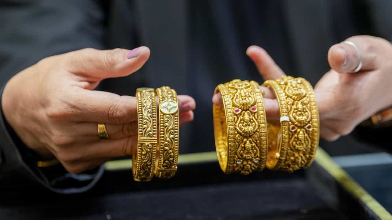 Kerala Gold Rate: സ്വർണം ധൈര്യമായി വാങ്ങിച്ചോളൂ, വില താഴേക്ക്; ഇന്ന് പവന് കൊടുക്കേണ്ടത്... Kerala Gold Rate: സ്വർണം ധൈര്യമായി വാങ്ങിച്ചോളൂ, വില താഴേക്ക്; ഇന്ന് പവന് കൊടുക്കേണ്ടത്...