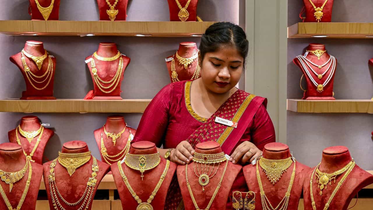 Kerala Gold Rate Forecast: ഈയാഴ്ചയെങ്കിലും സ്വർണം വാങ്ങാൻ പറ്റുമോ? വില താഴാൻ സാധ്യതകൾ ഇങ്ങനെ Kerala Gold Rate Forecast: ഈയാഴ്ചയെങ്കിലും സ്വർണം വാങ്ങാൻ പറ്റുമോ? വില താഴാൻ സാധ്യതകൾ ഇങ്ങനെ