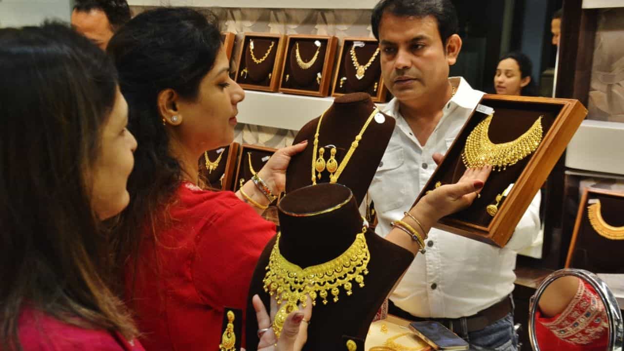 Kerala Gold Rate: വില താഴോട്ട് തന്നെ, സ്വർണം ലാഭത്തിൽ വാങ്ങാം; ഇന്ന് ഒരു പവന് എത്ര? Kerala Gold Rate: വില താഴോട്ട് തന്നെ, സ്വർണം ലാഭത്തിൽ വാങ്ങാം; ഇന്ന് ഒരു പവന് എത്ര?
