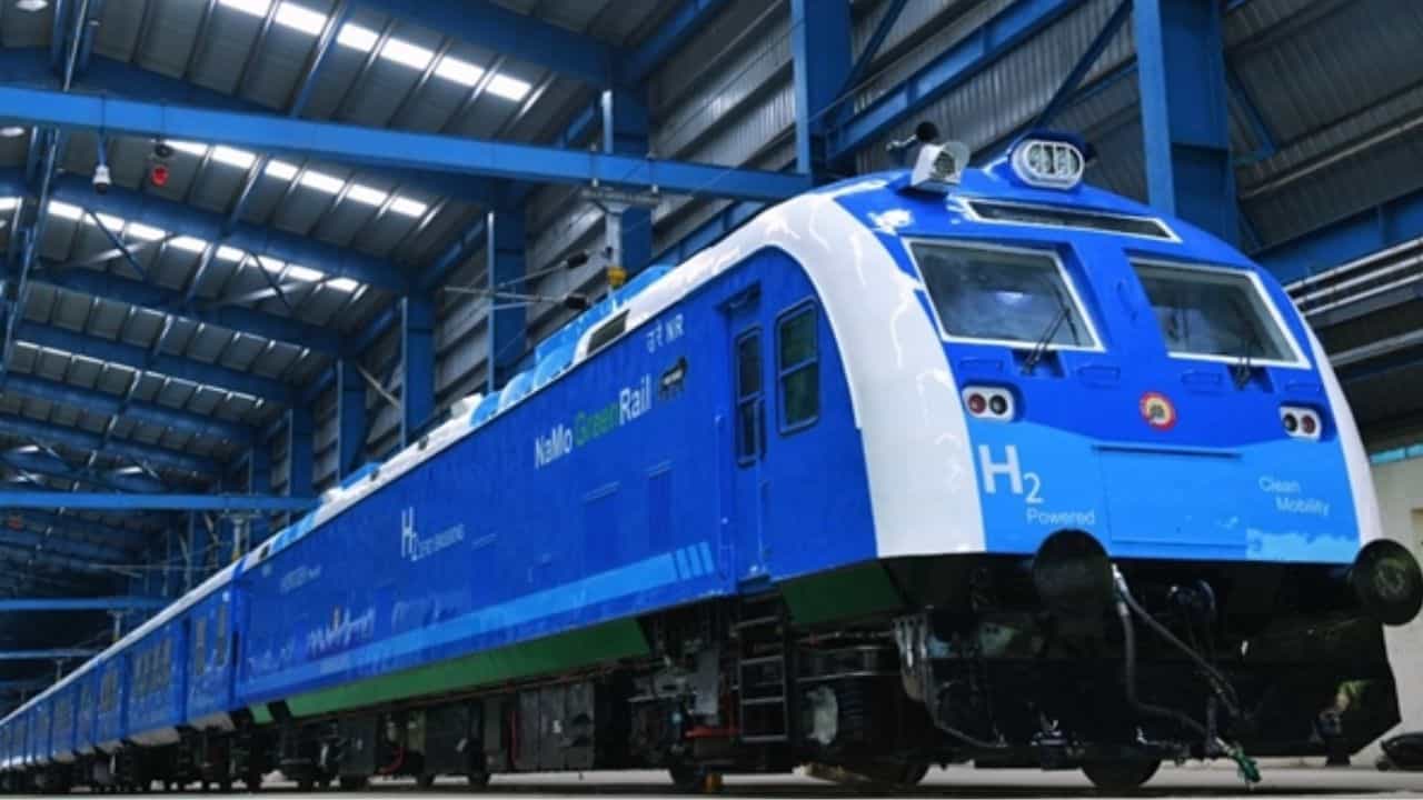 Namo Green Rail: ഇന്ത്യയുടെ ആദ്യ ഹൈഡ്രജൻ ട്രെയിൻ നമോ ഗ്രീൻ റെയിൽ ട്രാക്കിലേക്ക്; പ്രധാനമന്ത്രി ഇന്ന് ഫ്ലാഗ് ഓഫ് ചെയ്യും Namo Green Rail: ഇന്ത്യയുടെ ആദ്യ ഹൈഡ്രജൻ ട്രെയിൻ നമോ ഗ്രീൻ റെയിൽ ട്രാക്കിലേക്ക്; പ്രധാനമന്ത്രി ഇന്ന് ഫ്ലാഗ് ഓഫ് ചെയ്യും