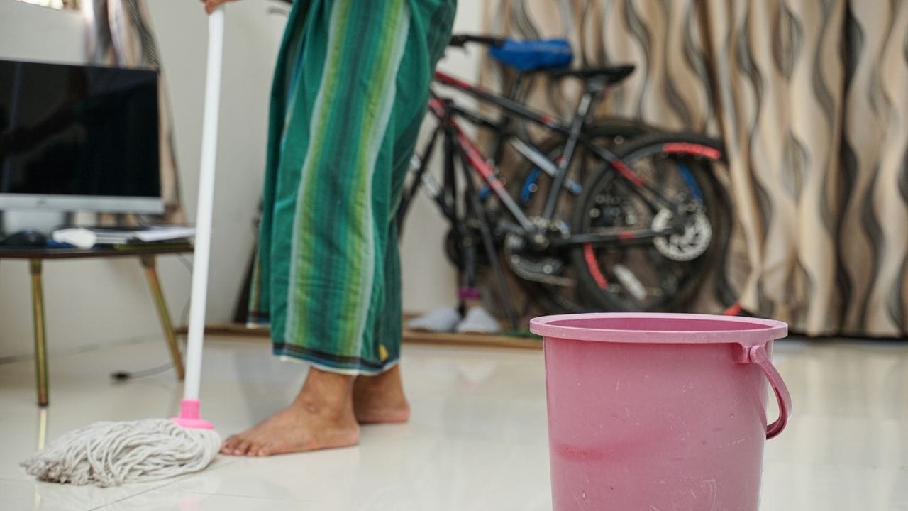 ഔഷധക്കഞ്ഞിക്കുള്ള ഒരുക്കം : കർക്കടകത്തിൽ ശരീരത്തിന് പ്രതിരോധശേഷി കൂട്ടാൻ ഔഷധക്കഞ്ഞി കുടിക്കുന്നത് ഏറെ നല്ലതാണ്. നവരയരിയോ ജീരകശാല അരിയോ വാങ്ങി സൂക്ഷിക്കുക. ആശാളി, ഉലുവ, ജീരകം, ചുക്ക്, കരിംജീരകം, തോട്ടാവാടി, മുക്കുറ്റി തുടങ്ങിയ ഔഷധക്കൂട്ടുകൾ ആയുർവേദ കടകളിൽ നിന്നും വാങ്ങി മുൻകൂട്ടി കരുതാവുന്നതാണ്. അതുപോലെ വീടുകളിൽ കാണുന്ന ഔഷധ സസ്യങ്ങൾ കറി വച്ച് കഴിക്കുന്നതും വളരെ നല്ലതാണ്.
