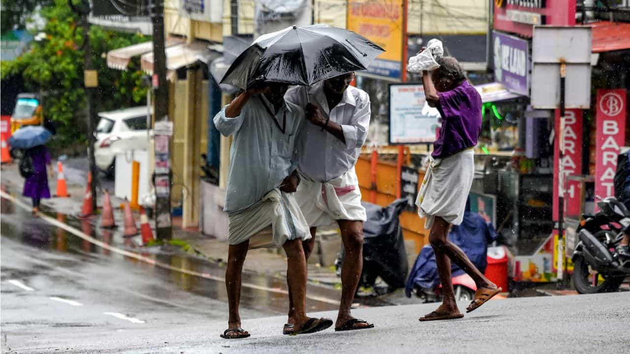 Kerala Weather Update: കർക്കടകം നേരിയ മഴയോടെ, ഓറഞ്ച് അലർട്ട് 3 മണിക്കൂർ! ഇന്നത്തെ കാലാവസ്ഥ Kerala Weather Update: കർക്കടകം നേരിയ മഴയോടെ, ഓറഞ്ച് അലർട്ട് 3 മണിക്കൂർ! ഇന്നത്തെ കാലാവസ്ഥ