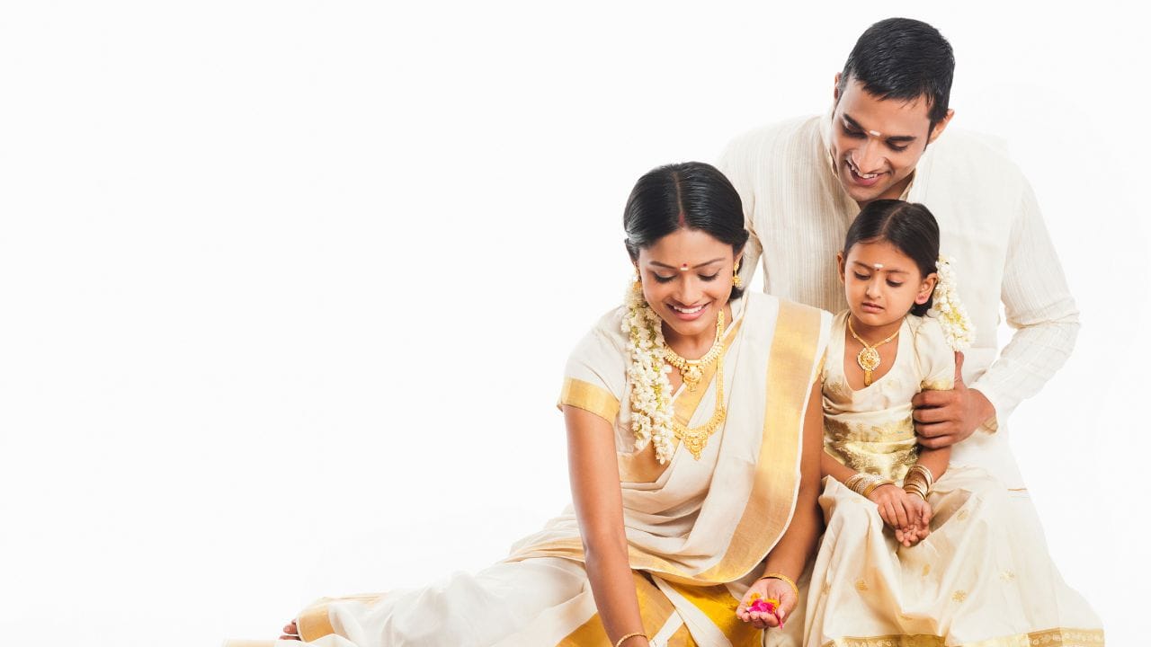 ഡീപ് കഴുത്തുള്ള ബ്ലൗസുകൾക്കൊപ്പം ടെമ്പിൾ ചോക്കറുകൾ ധരിക്കാം. കഴുത്തിനോട് ചേർന്ന് നിൽക്കുന്ന ലക്ഷ്മി ചോക്കറുകൾക്കൊപ്പം കാതിൽ വലിയൊരു ജുംക്ക കൂടി ഇടാവുന്നതാണ്. കഴുത്ത് ഒഴിഞ്ഞു കിടക്കുന്നത് ഒഴിവാക്കാൻ ഒരു ചെറിയ ചോക്കറും അതിനൊപ്പം അല്പം നീളമുള്ള മറ്റൊരു ടെമ്പിൾ മാലയും ഒരുമിച്ച് ധരിക്കാവുന്നതുമാണ്.
