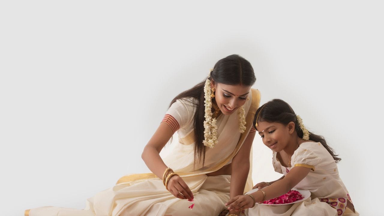 നിങ്ങൾ തിരഞ്ഞെടുക്കുന്ന ബ്ലൗസിന്റെ ഡിസൈനും കഴുത്തിന്റെ വെട്ടും അനുസരിച്ച് വേണം ആഭരണങ്ങൾ സ്റ്റൈൽ ചെയ്യാൻ. ബോട്ട് നെക്ക് അല്ലെങ്കിൽ ഹൈ നെക്ക് ബ്ലൗസിന് കഴുത്തിനോട് ചേർന്ന് നിൽക്കുന്ന ചോക്കറുകൾക്ക് പകരം നീളമുള്ള ദേവീ രൂപങ്ങളുള്ള മാലയോ അല്ലെങ്കിൽ അല്പം വലിയ പെൻഡന്റുള്ള മാലകളോ തിരഞ്ഞെടുക്കുക.