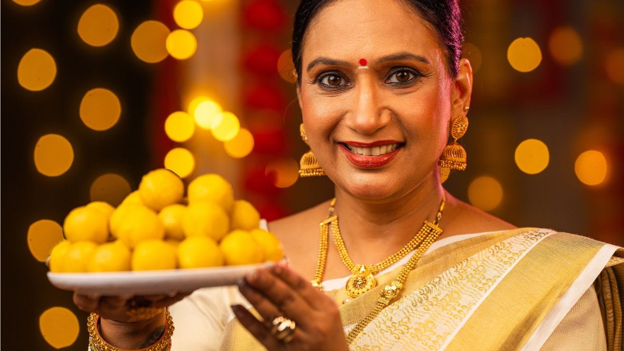 അതുപോലെ, ഹാലക്ഷ്മിയുടെയോ മറ്റ് ദേവീദേവന്മാരുടെയോ രൂപങ്ങൾ പതിപ്പിച്ച നെക്ലേസുകളും കാതിലകളും കസവ് സാരിയുടെ കൂടെ അണിയാൻ ഏറ്റവും മികച്ചതാണ്. ചുവപ്പ്, പച്ച കല്ലുകളോ ചെറിയ വെളുത്ത മുത്തുകളോ പതിപ്പിച്ച ടെമ്പിൾ ജ്വല്ലറി ധരിക്കുന്നതും സാരിക്ക് നല്ലൊരു കളർ കോൺട്രാസ്റ്റ് നൽകും.